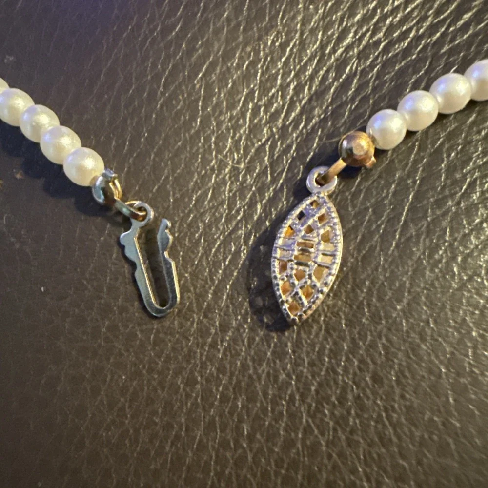 VTG Pearl Necklace with Pendant and Rhinestones-Gold Toned 16